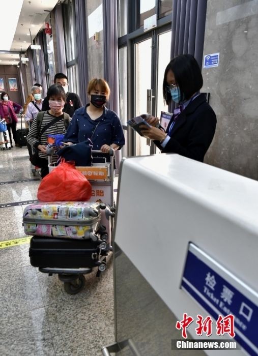 4月17日，廈門出入境邊防檢查總站披露，截至4月17日0時，累計驗放客輪近600艘次，查驗出入境旅客4.95萬余人次，開通“兩岸生命救助綠色通道”5次。<a target='_blank' href='/'>中新社</a>記者 張斌 攝