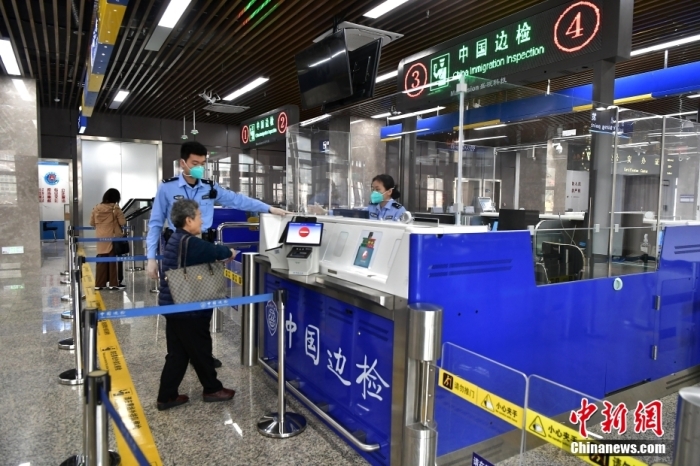 4月17日，搭乘福州連江黃岐—馬祖航線到馬祖的臺胞在辦理相關(guān)手續(xù)。<a target='_blank' href='/'>中新社</a>記者 張斌 攝