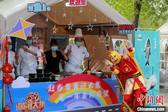 參展商家扮成孫悟空招攬顧客?！×籂?攝