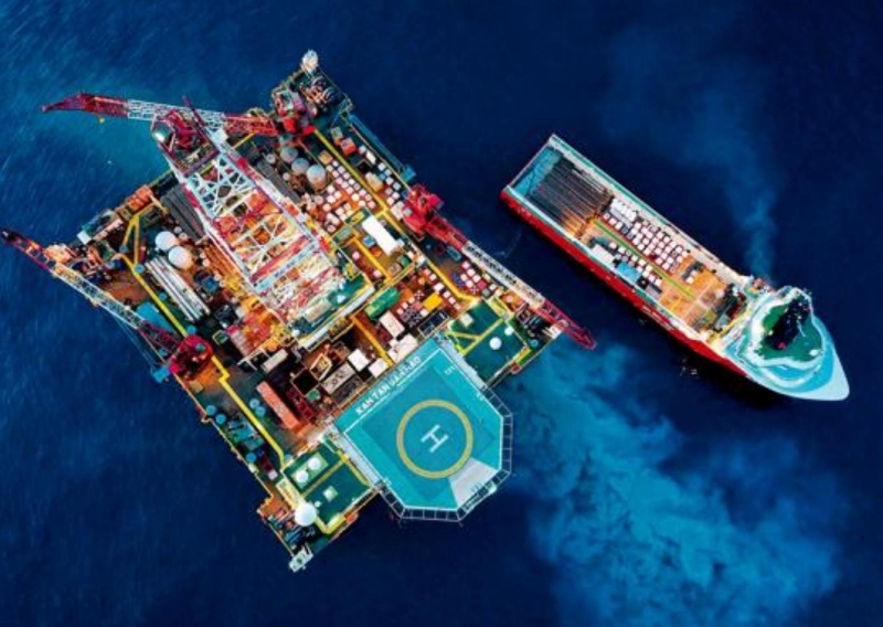 （圖3）正在南海北部海域進(jìn)行鉆探作業(yè)的勘探三號鉆井平臺和為其運送物資的拖船（2020年7月29日攝） 蒲曉旭攝《瞭望》