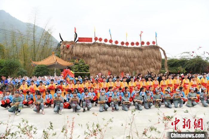 圖為參加活動人員合影留念?！×趾?攝