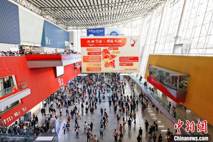 廣交會(huì)現(xiàn)場(chǎng)人流如織?！≌憬∩虅?wù)廳 供圖