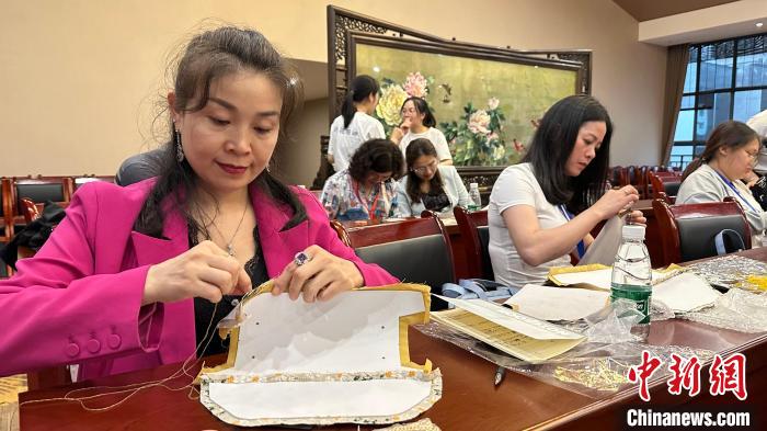 近50名兩岸婚姻家庭人士親身感受針尖上的湖湘之美?！∴嵑蜐?攝