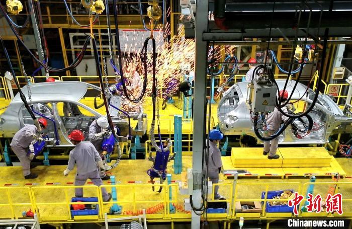 十堰新能源車(chē)企生產(chǎn)畫(huà)面(資料圖) 十堰市經(jīng)開(kāi)區(qū)融媒體中心供圖