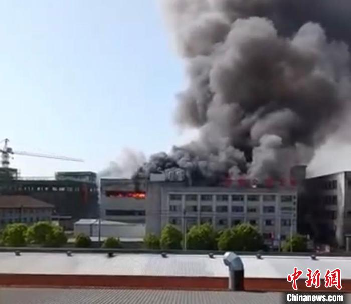 4月17日廠房起火現(xiàn)場(chǎng)。　鐘新 攝