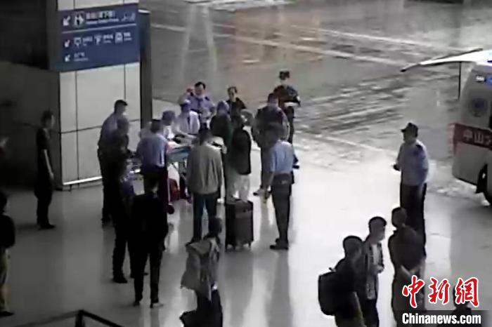 眾人合力將老人送上救護車?！”O(jiān)控畫面 攝