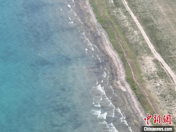 資料圖為航拍青海湖湖畔(無(wú)人機(jī)照片)?！∑钤鲚?攝