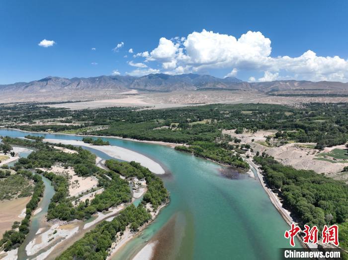資料圖為航拍黃河貴德段(無(wú)人機(jī)照片)?！∑钤鲚?攝