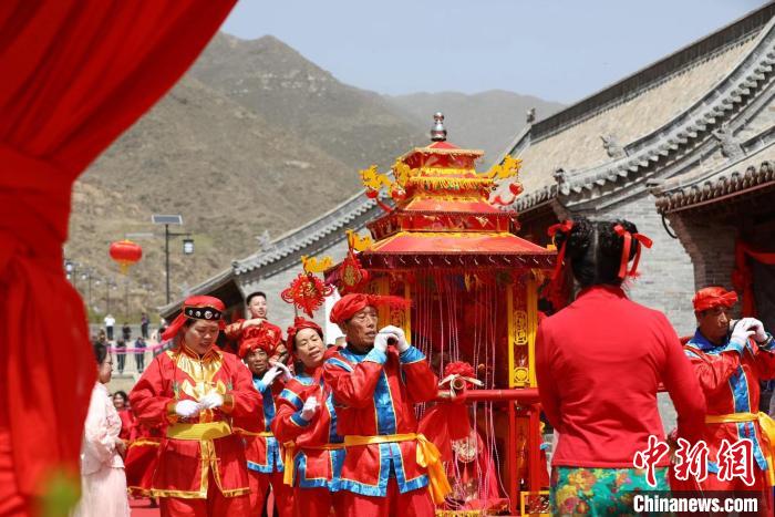 圖為當(dāng)?shù)亍袄婊槊剑瑺渴衷健被樗状蟮涞默F(xiàn)場?！⊥醣筇?攝