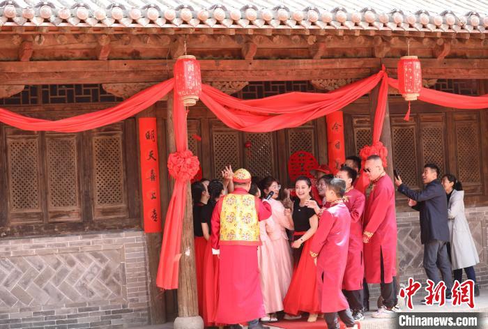 梨花節(jié)起源于唐代的同川花會，是當(dāng)?shù)孛癖姙槔鏄涠喑龌ㄑ慷M(jìn)行的祈福活動?！⊥醣筇?攝