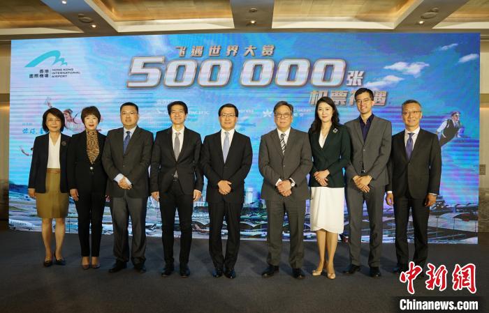 機(jī)票送贈(zèng)計(jì)劃的相關(guān)機(jī)構(gòu)代表出席現(xiàn)場(chǎng)活動(dòng)?！∨诵衽R 攝