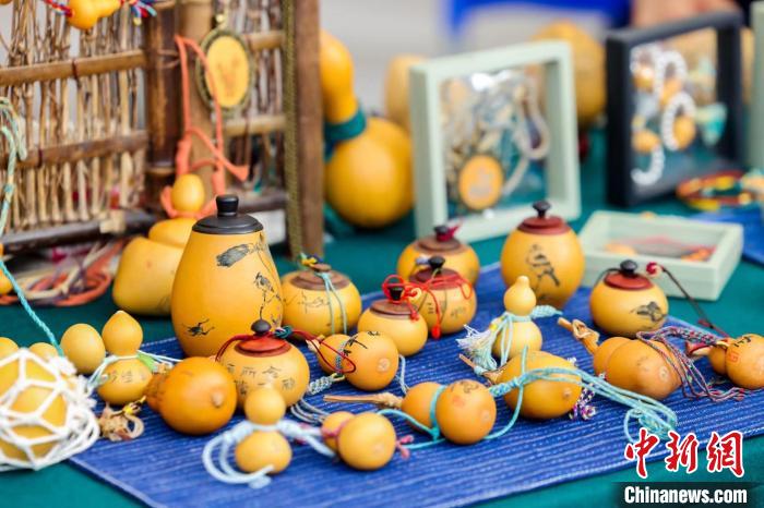 圖為在澳門展覽展銷的蘭州刻葫蘆作品?！「拭C省文化和旅游廳供圖