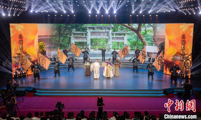 啟動(dòng)式上，現(xiàn)場演繹《三國里的襄陽》 李旭暉 攝