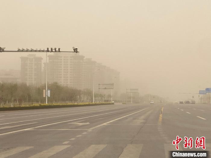 寧夏銀川遭遇沙塵天氣。　楊迪 攝