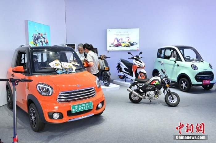 圖為4月15日，廣交會(huì)展館一展位的車(chē)輛吸引采購(gòu)商。<a target='_blank' href='/'>中新社</a>記者 陳楚紅 攝