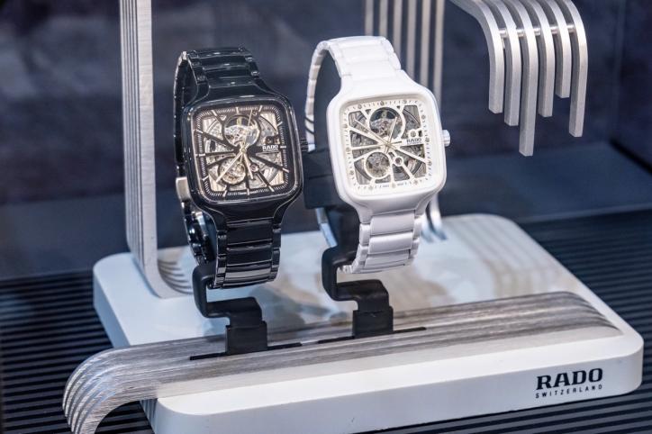 07 True Square真我系列開芯機械腕表“黑方”、“白方” 