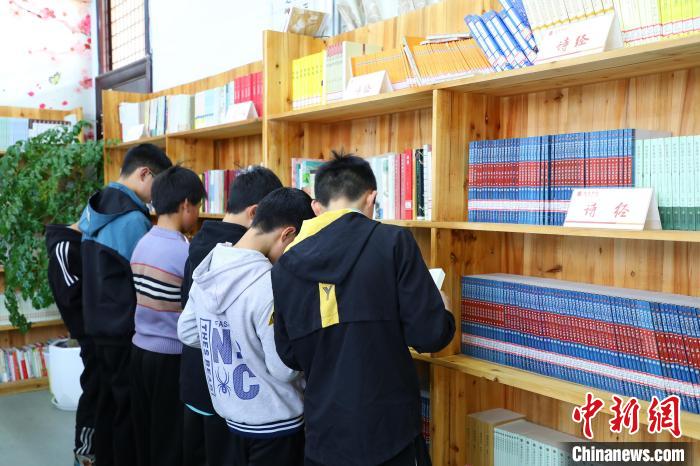 圖為在鹿鳴書(shū)院里，學(xué)生們正在翻閱書(shū)籍。　梁欽卿 攝