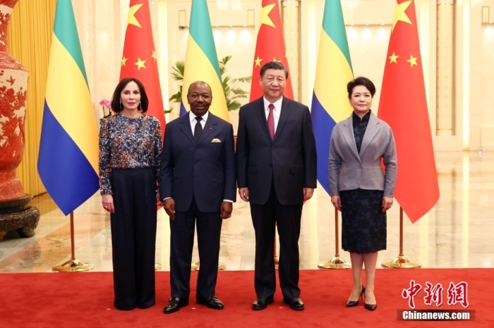 4月19日下午，中國國家主席習(xí)近平在北京人民大會堂同來華進行國事訪問的加蓬總統(tǒng)邦戈舉行會談。會談前，習(xí)近平和夫人彭麗媛同邦戈和夫人西爾維婭合影。<a target='_blank' href='/'>中新社</a>記者 盛佳鵬 攝