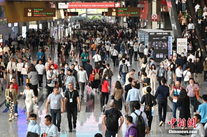 4月19日，第133屆廣交會一期在廣州廣交會展館閉幕。圖為4月16日，廣交會展館人氣旺。<a target='_blank' href='/'>中新社</a>記者 陳楚紅 攝