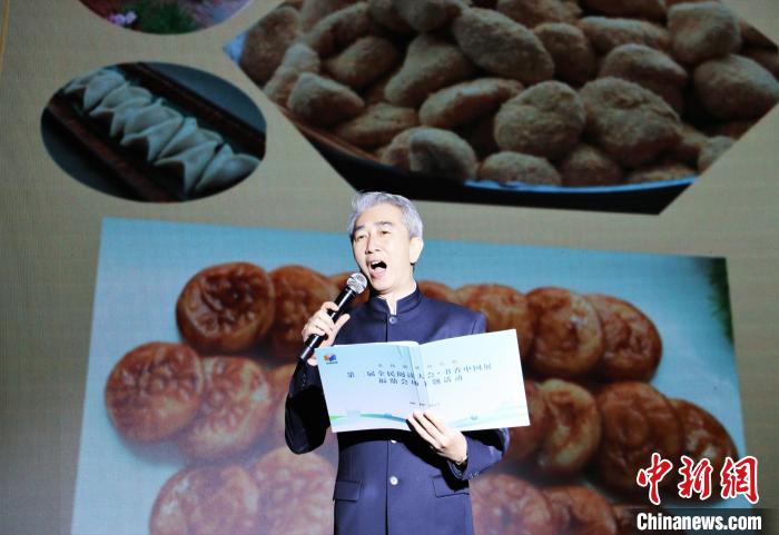 誦讀節(jié)目輪番上演，既有古典文學(xué)類、現(xiàn)當(dāng)代文學(xué)類，也有福鼎當(dāng)?shù)刈骷业淖髌贰！∪~茂 攝