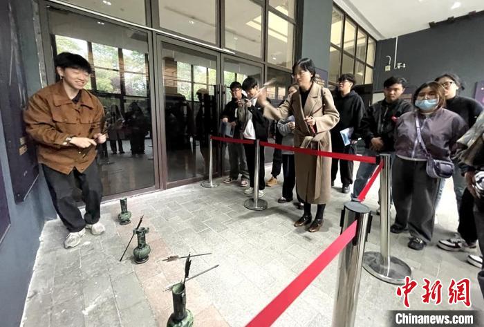 在徐州就讀的臺灣大學(xué)生聆聽漢文化講堂第一課之后，興致勃勃地玩起投壺游戲?！】座i 攝