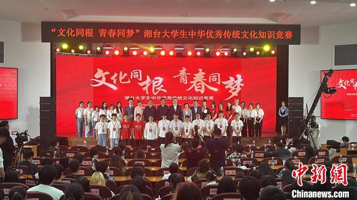 賽后參賽選手和與會(huì)領(lǐng)導(dǎo)、嘉賓合影留念。　張雪盈 攝