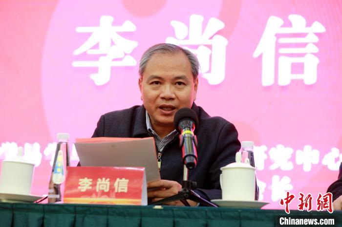 圖為山東大學(xué)易學(xué)與中國古代哲學(xué)研究中心常務(wù)副主任、中國周易學(xué)會(huì)會(huì)長李尚信致辭?！×籂?攝