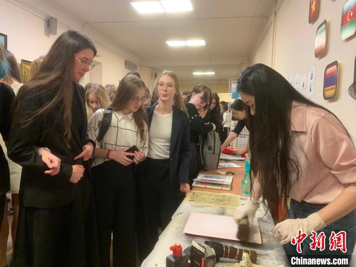 4月21日，莫斯科國立語言大學(xué)孔子學(xué)院附屬中學(xué)舉辦“國際中文日”活動，學(xué)生們體驗雕版印刷?！∧箍茋⒄Z言大學(xué)孔子學(xué)院 供圖