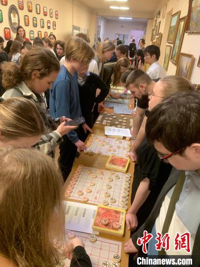 4月21日，莫斯科國立語言大學(xué)孔子學(xué)院附屬中學(xué)舉辦“國際中文日”活動，學(xué)生們學(xué)習(xí)中國象棋?！∧箍茋⒄Z言大學(xué)孔子學(xué)院 供圖