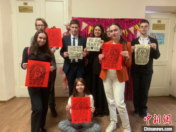 4月21日，莫斯科國立語言大學(xué)孔子學(xué)院附屬中學(xué)舉辦“國際中文日”活動，學(xué)生們展示自己的學(xué)習(xí)成果?！∧箍茋⒄Z言大學(xué)孔子學(xué)院 供圖