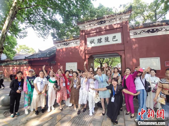 兩岸婚姻家庭人士在岳陽樓。　鄭和澤 攝