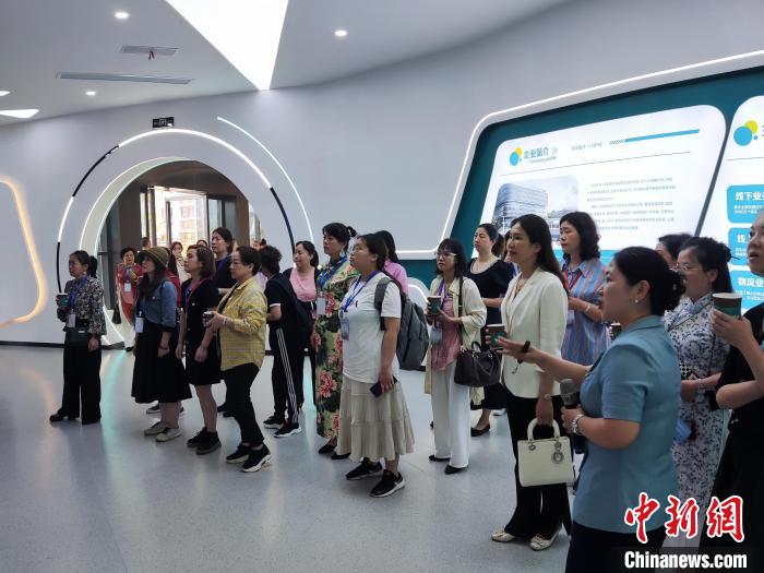 兩岸婚姻家庭人士參訪企業(yè)?！∴嵑蜐?攝