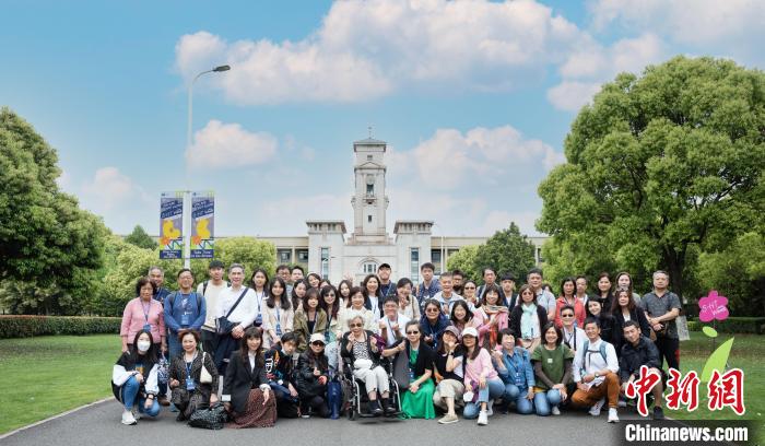 “兩岸一家親”臺生家長寧波探親行活動合影現(xiàn)場。　陳秋豪 攝