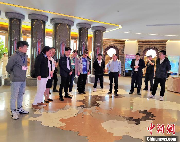 福建金門馬祖地區(qū)建筑師公會參觀六妙白茶博物館，了解福鼎茶產業(yè)發(fā)展過程?！罱ㄆ?攝