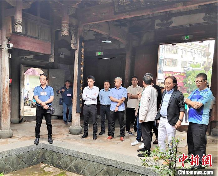 福建金門馬祖地區(qū)建筑師公會參觀點頭鎮(zhèn)媽祖天后宮。　楊建萍 攝