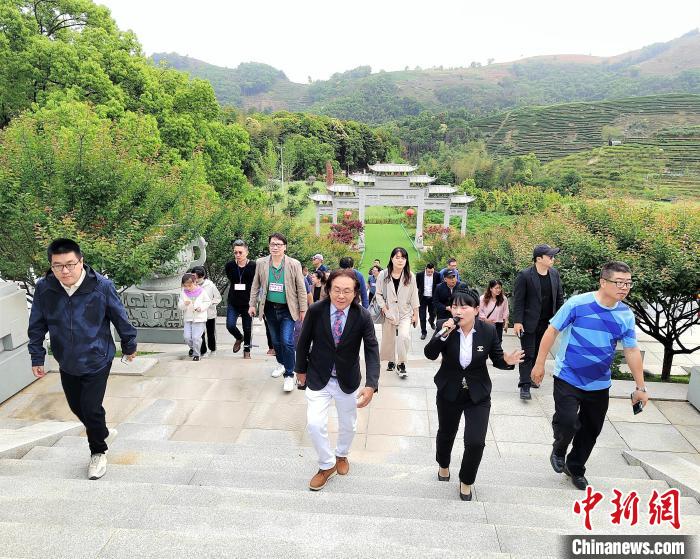 福建金門馬祖地區(qū)建筑師公會參觀硤門畬族鄉(xiāng)柏洋村金山農耕文化園，了解和體驗農耕文化?！罱ㄆ?攝