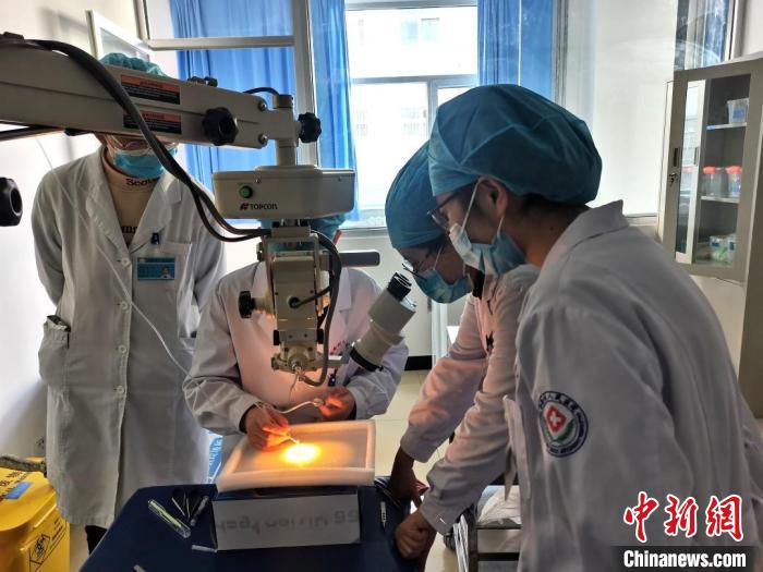 浙大一院專家在海西州開展“傳幫帶”教學(xué)。　浙大一院供圖