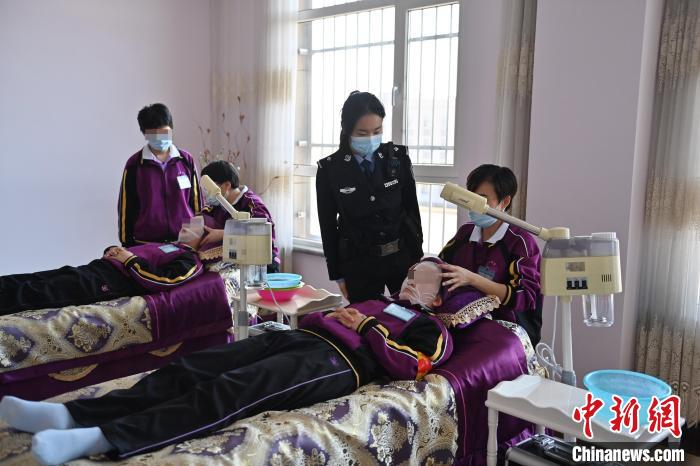 民警在教女性戒毒人員美容?！埇?攝