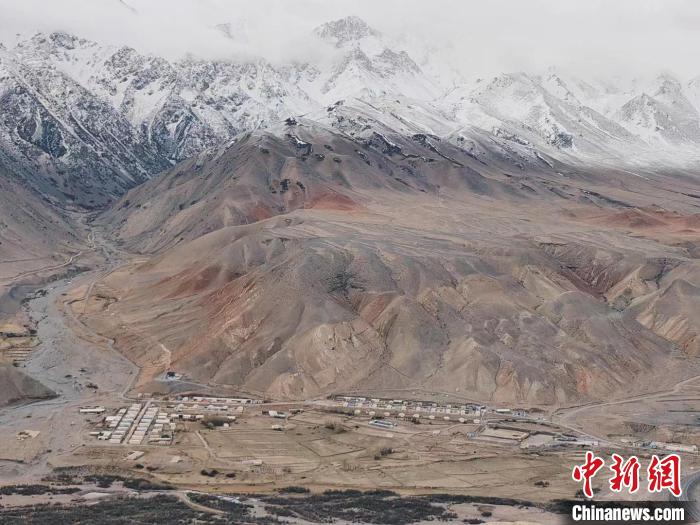 斯木哈納村全貌?！∑埨^鵬 攝