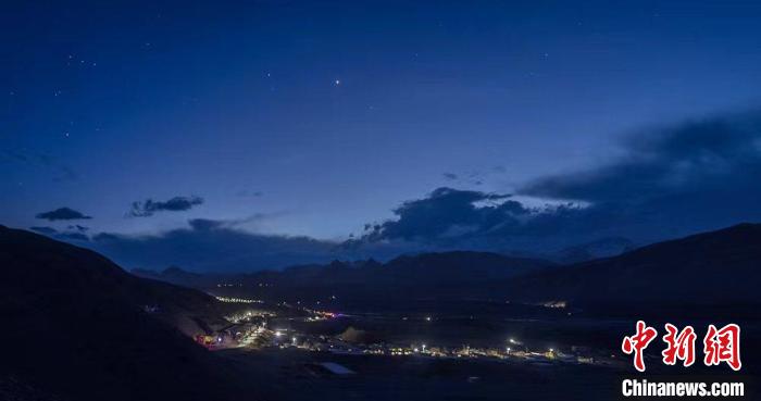 斯木哈納村在暮靄沉沉中亮起萬家燈火，靜謐而又璀璨?！∈瘧哑?攝