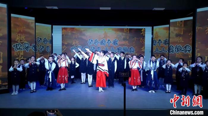 圖為“書(shū)香滿平?jīng)觥澜缱x書(shū)日·人人讀經(jīng)典”千人誦讀場(chǎng)景之市文化館?！≡Ｃ?攝