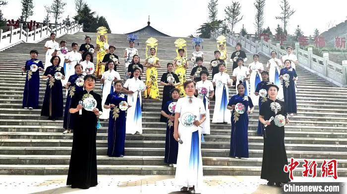 圖為“書(shū)香滿平?jīng)觥澜缱x書(shū)日·人人讀經(jīng)典”千人誦讀場(chǎng)景之寶塔公園?！≡Ｃ?攝