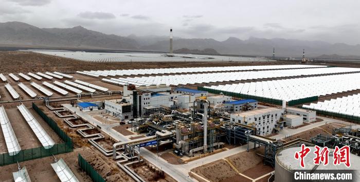 圖為航拍中廣核新能源德令哈光熱示范電站?！≮w凜松 攝