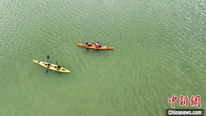圖為航拍游客體驗(yàn)皮劃艇?！∥鞑刈灾螀^(qū)旅發(fā)廳供圖