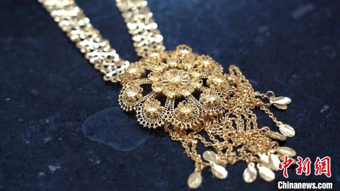手工制作的黃金項鏈正待鑲嵌寶石?！∽蟮さ?攝