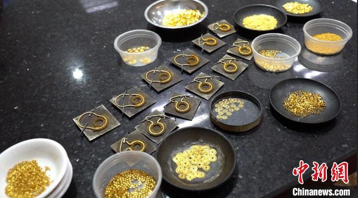 制作金飾的各個部分?！∨绥?攝