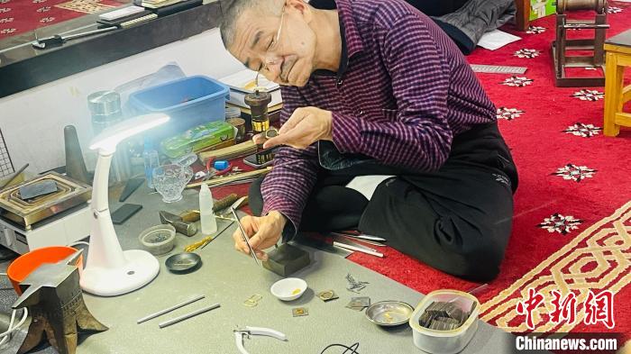 阿不都西提·阿不力米提正在工作?！∨绥?攝