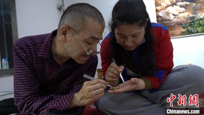 學(xué)徒阿依古麗·阿卜杜麥提虛心向師父求教。　左丹丹 攝