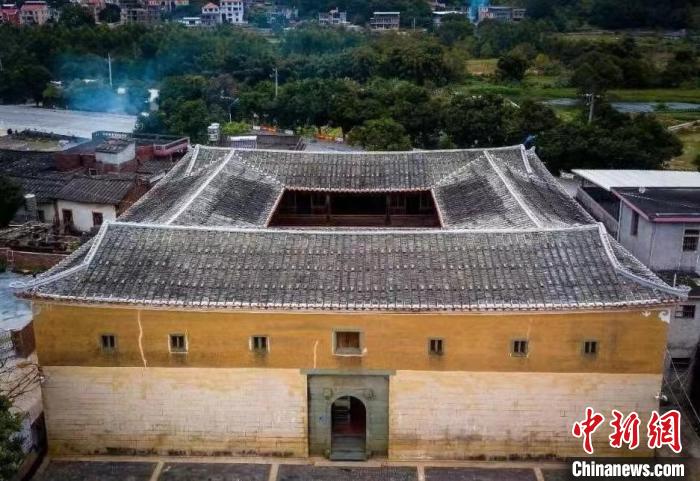 鋪前土樓以悠久的歷史、奇特的風(fēng)格、宏偉的規(guī)模及精巧的造型聞名?！∧习彩写a頭鎮(zhèn)政府 供圖