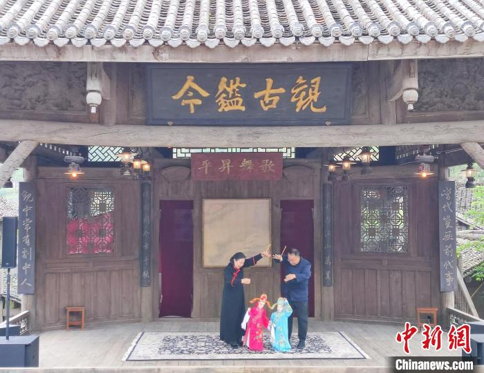 2023貴州非遺季“璀璨烏江寨·非遺嘉年華”系列活動(dòng)中展示的木偶戲?！⒚懒?攝